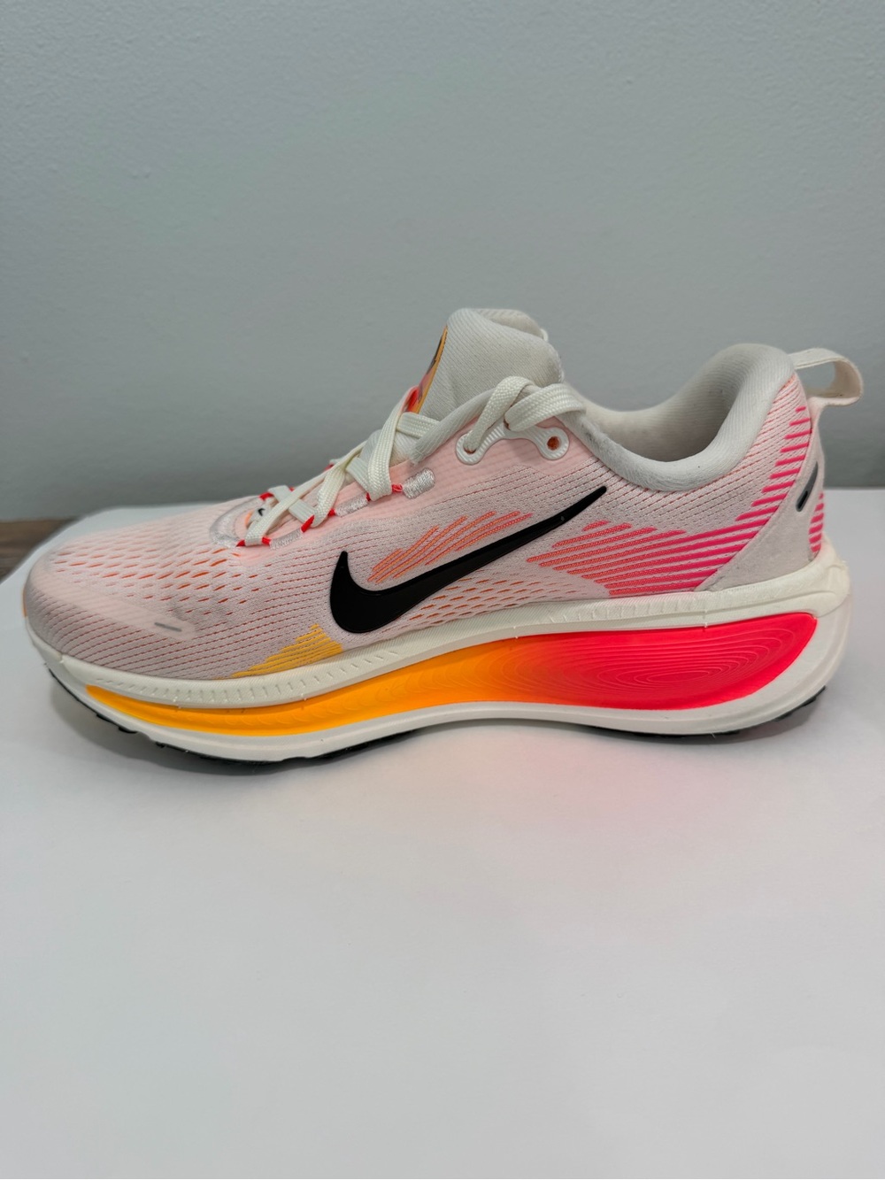 NIKE Vomero 18 Women's White Pink Orange HM6804-100 Running Mesh ZoomX Shoes (6) - Picture 5 of 16